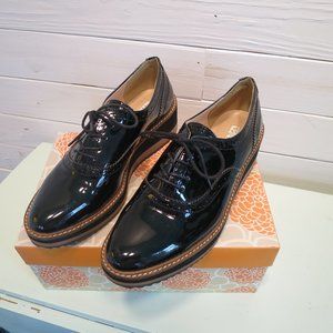 Black shiny walking shoes
